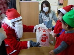 サンタさんと園児たちの写真